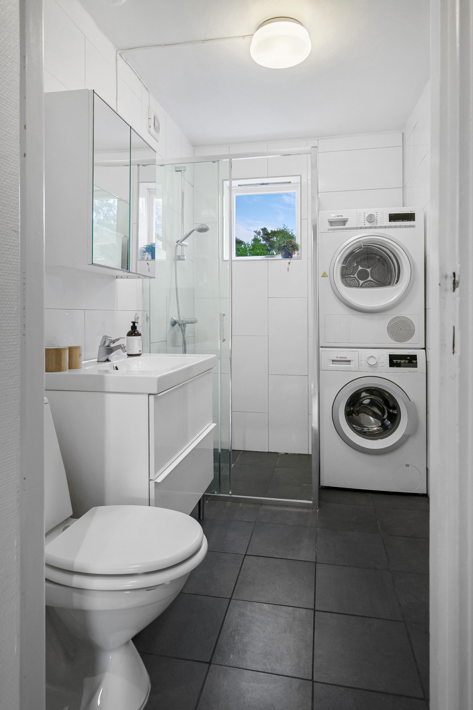 Innbydende flislagt baderom modernisert i 2017 med nye fliser på gulv og vegger, samt ny membran i dusjsone. Galleribilde