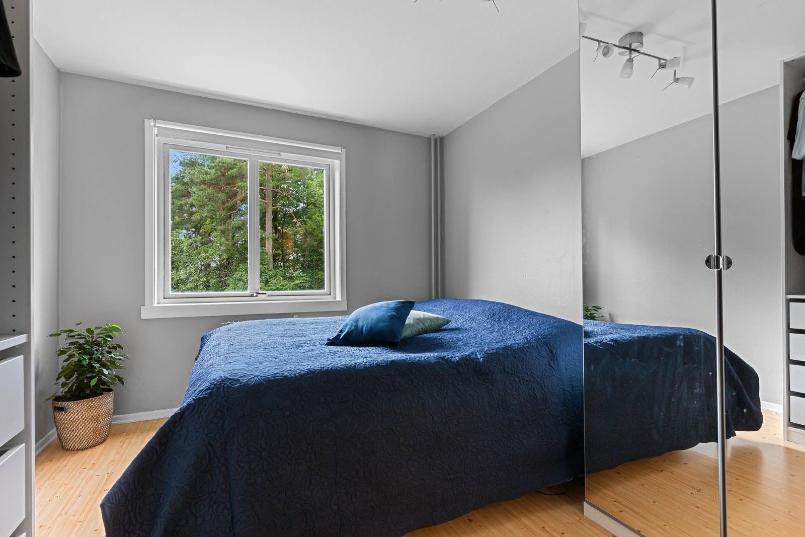 Luftig soverom med god plass til dobbeltseng og nattbord. Galleribilde