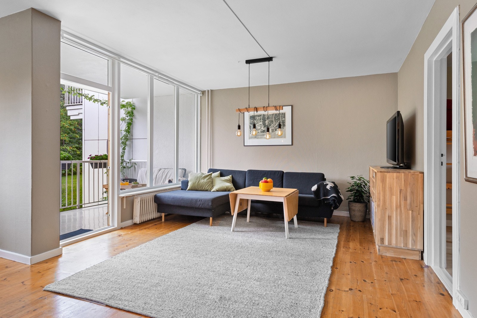 Gjennomgående og smart planløsning sørger for luftige rom og store vindusflater. Galleribilde