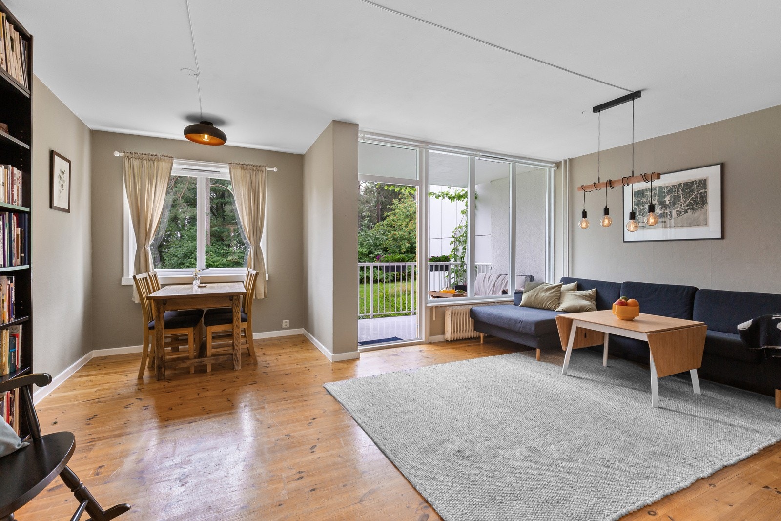 Luftig stue med god plass til stor sofaseksjon, mediemøblement, spisestue og annet. Galleribilde