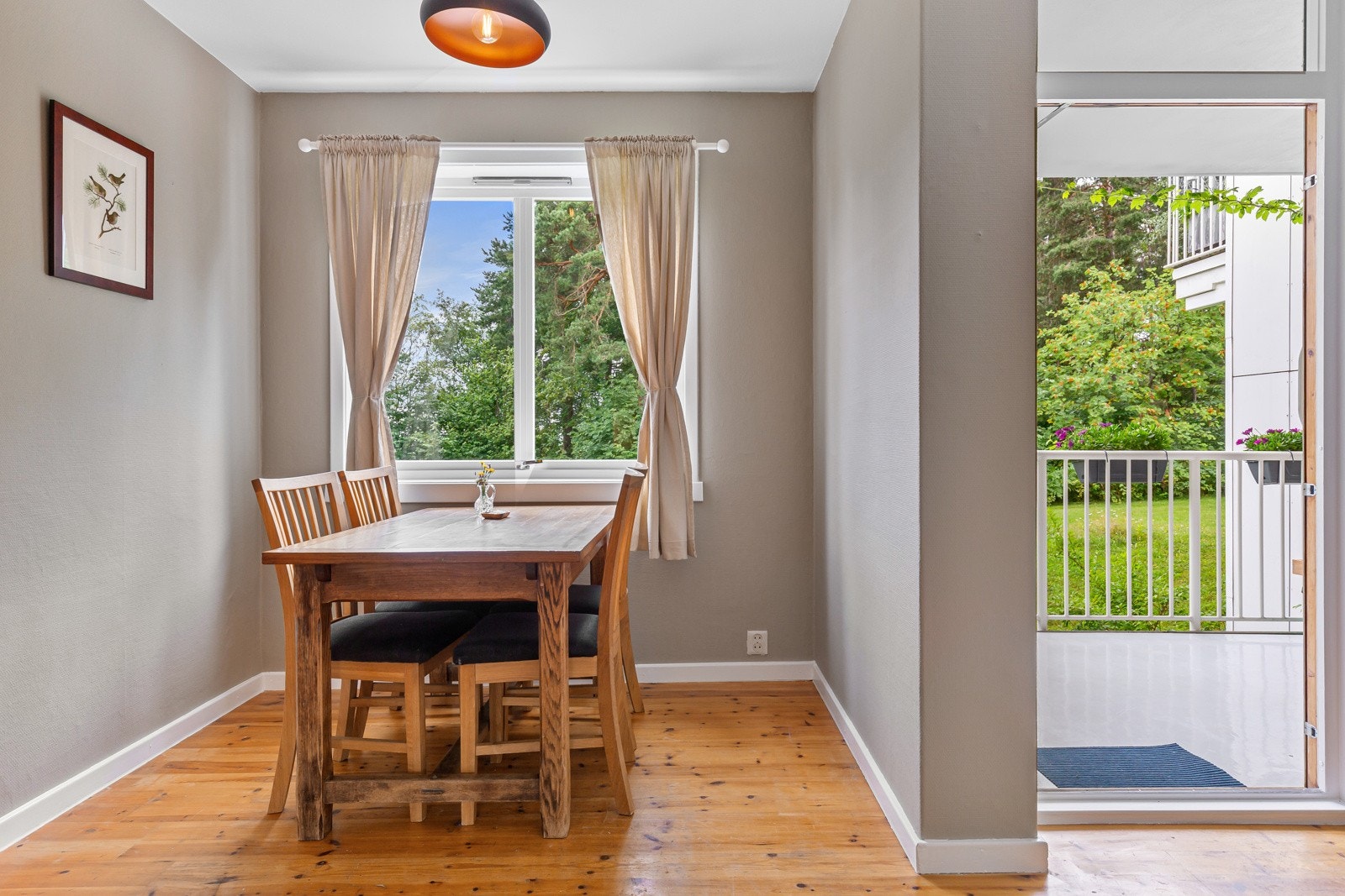 God plass til hyggelig spisestue i stuen. Galleribilde