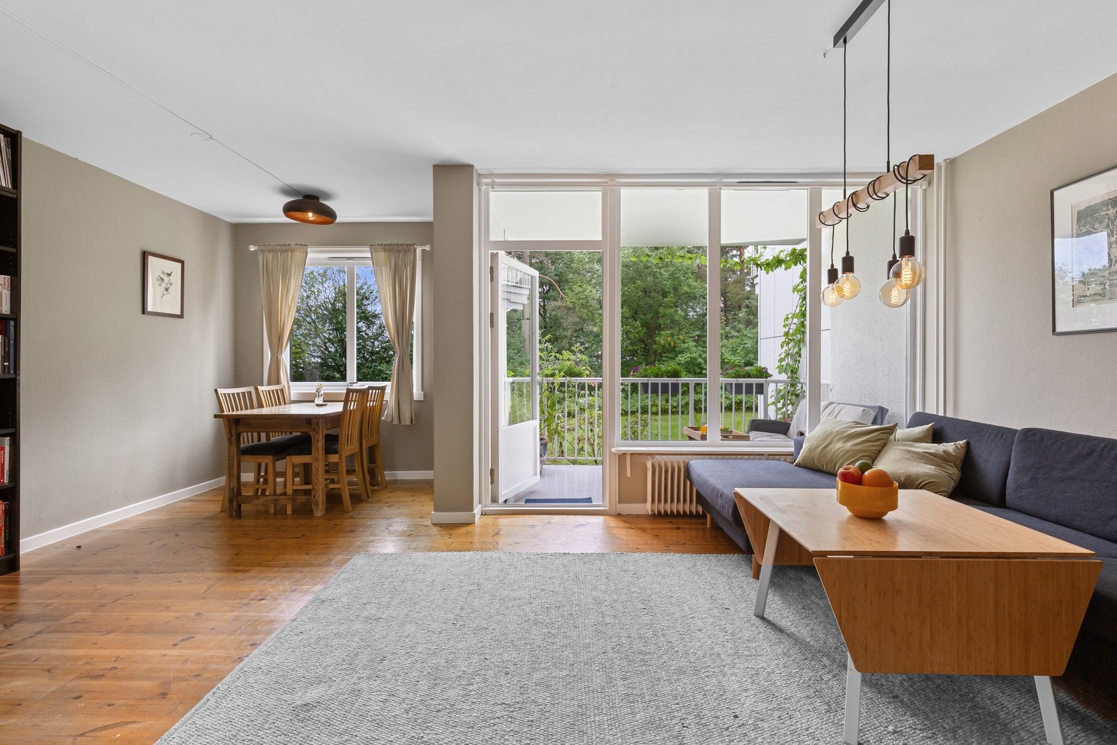 Store vindusflater samt balkongdør sørger for godt lysinnslipp og bidrar til en god romfølelse. Galleribilde