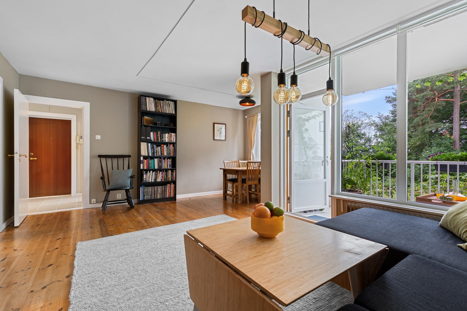 Dette er et flott oppholdsrom som blir leilighetens naturlige samlingspunkt. Galleribilde