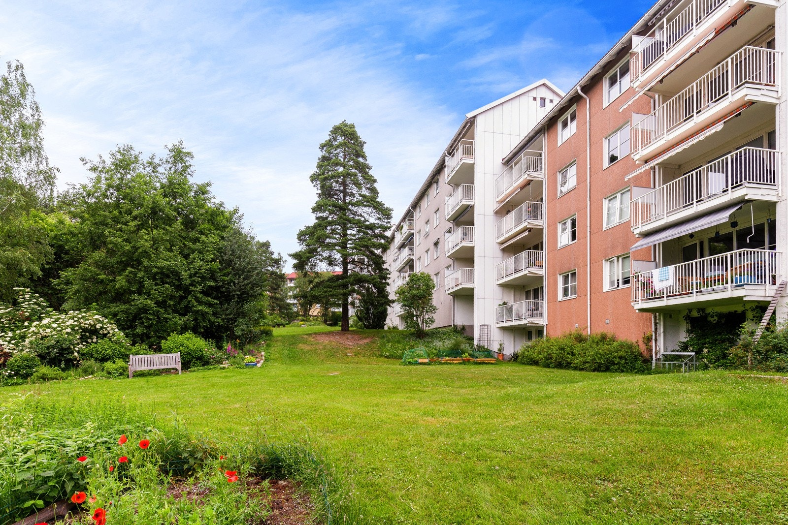 Leiligheten ligger i et attraktivt, sentralt og barnevennlig boligområde på Tonsenhagen i bydel Bjerke med nærhet til skoler, barnehager, offentlig kommunikasjon og et rikt utvalg av fasiliteter og servicetilbud. Galleribilde