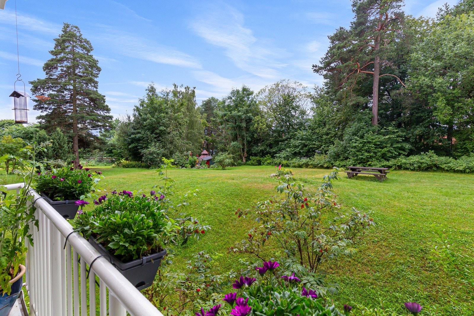 Her bor du i et godt etablert boligområde med store grøntarealer, tur- og rekreasjonsmuligheter i umiddelbar nærhet. Galleribilde