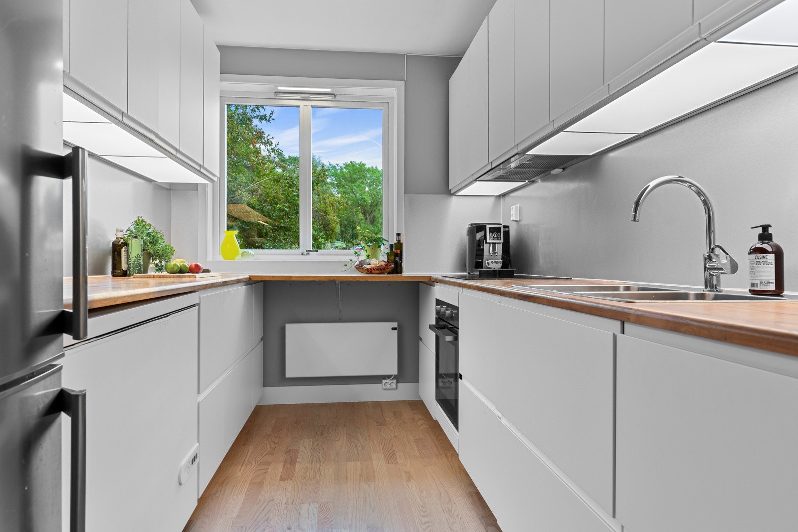 Innbydende kjøkkeninnredning fra 2019 levert av Ikea med gode oppbevaringsmuligheter i over- og underskap, samt flotte benkeplater av eik. Galleribilde