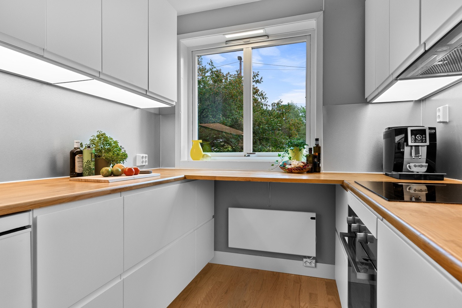 Innredningen har integrerte hvitevarer som induksjonstopp, stekeovn og oppvaskmaskin. Galleribilde