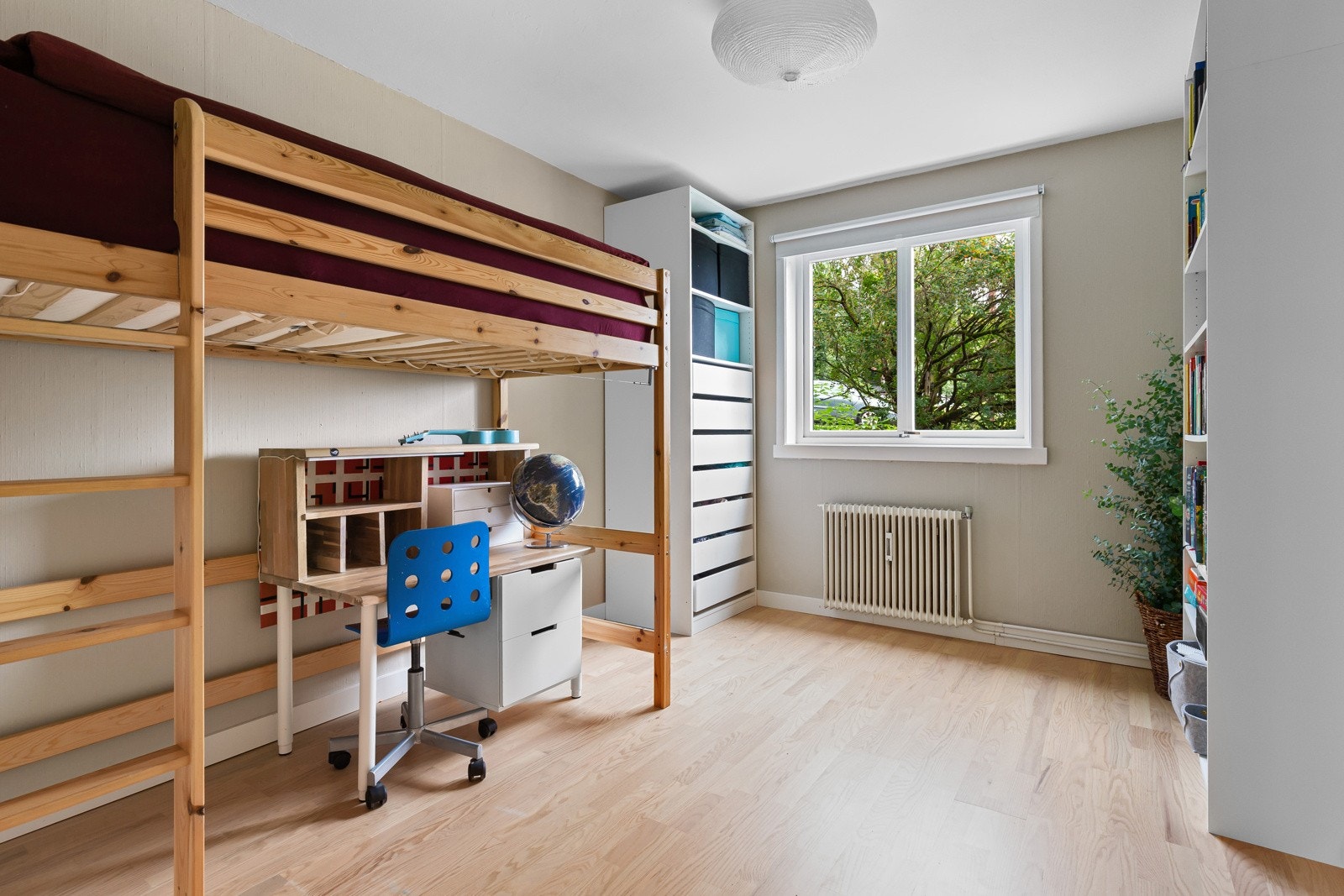 Boligens andre soverom er også av god størrelse med god plass til dobbeltseng, nattbord og kontorløsning. Galleribilde