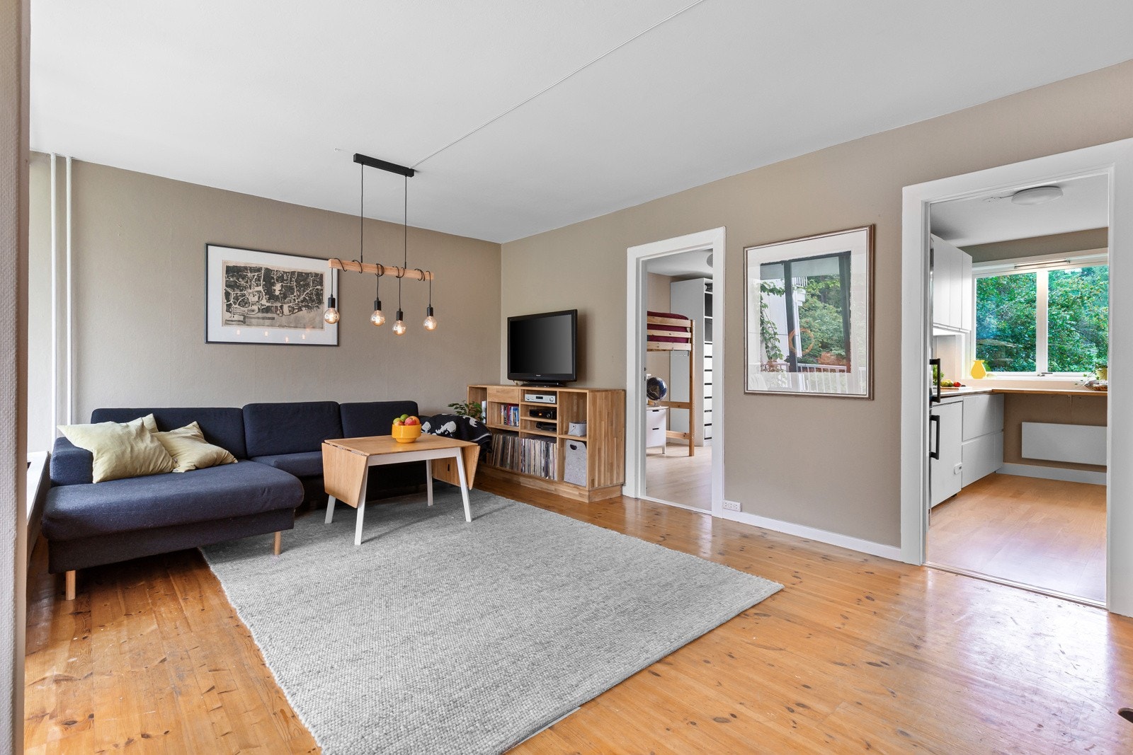 Leiligheten holder en gjennomgående god standard og fremstår som godt vedlikeholdt. Galleribilde