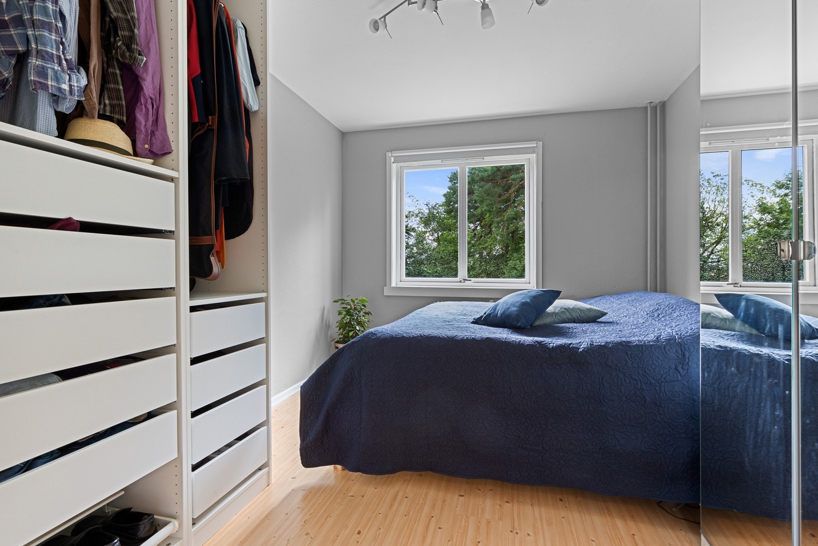 Gode oppbevaringsmuligheter i garderobeskap. Galleribilde