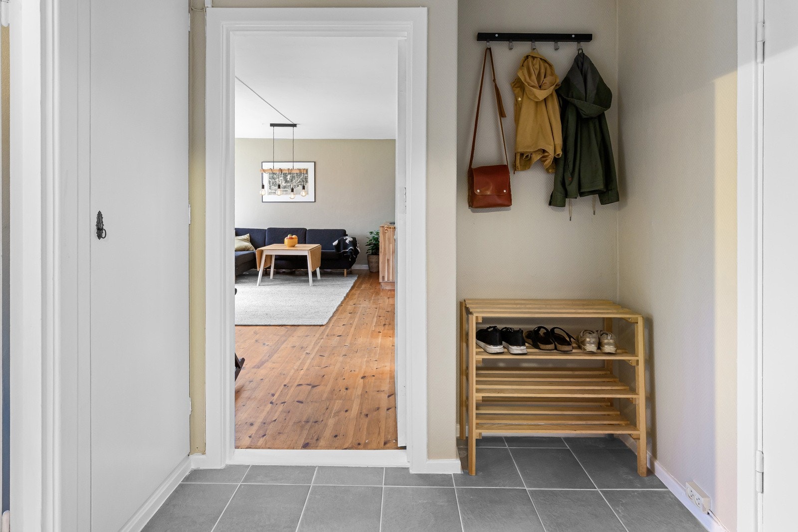 Praktisk entré/gang med god plass til oppheng av yttertøy og plassering av sko. Galleribilde