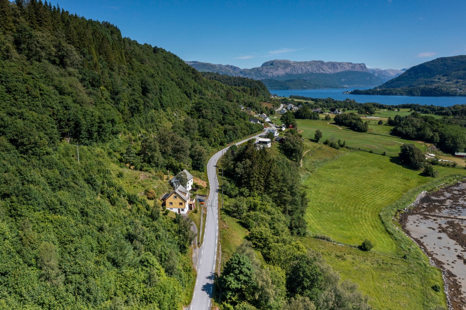 Området kan karakteriseres som veletablert og rolig, og oppleves som tilbaketrukket i naturskjønne omgivelser. Galleribilde