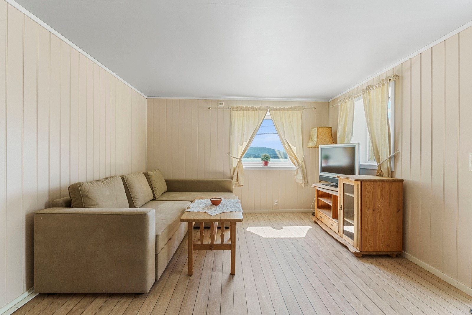 Dette er stuen i underetasjen. Her er det tilkomst fra egen ytterdør, eller via bod og trapperom opp til 1. etasjen. Stuen var ferdig modernisert i 2011. Galleribilde