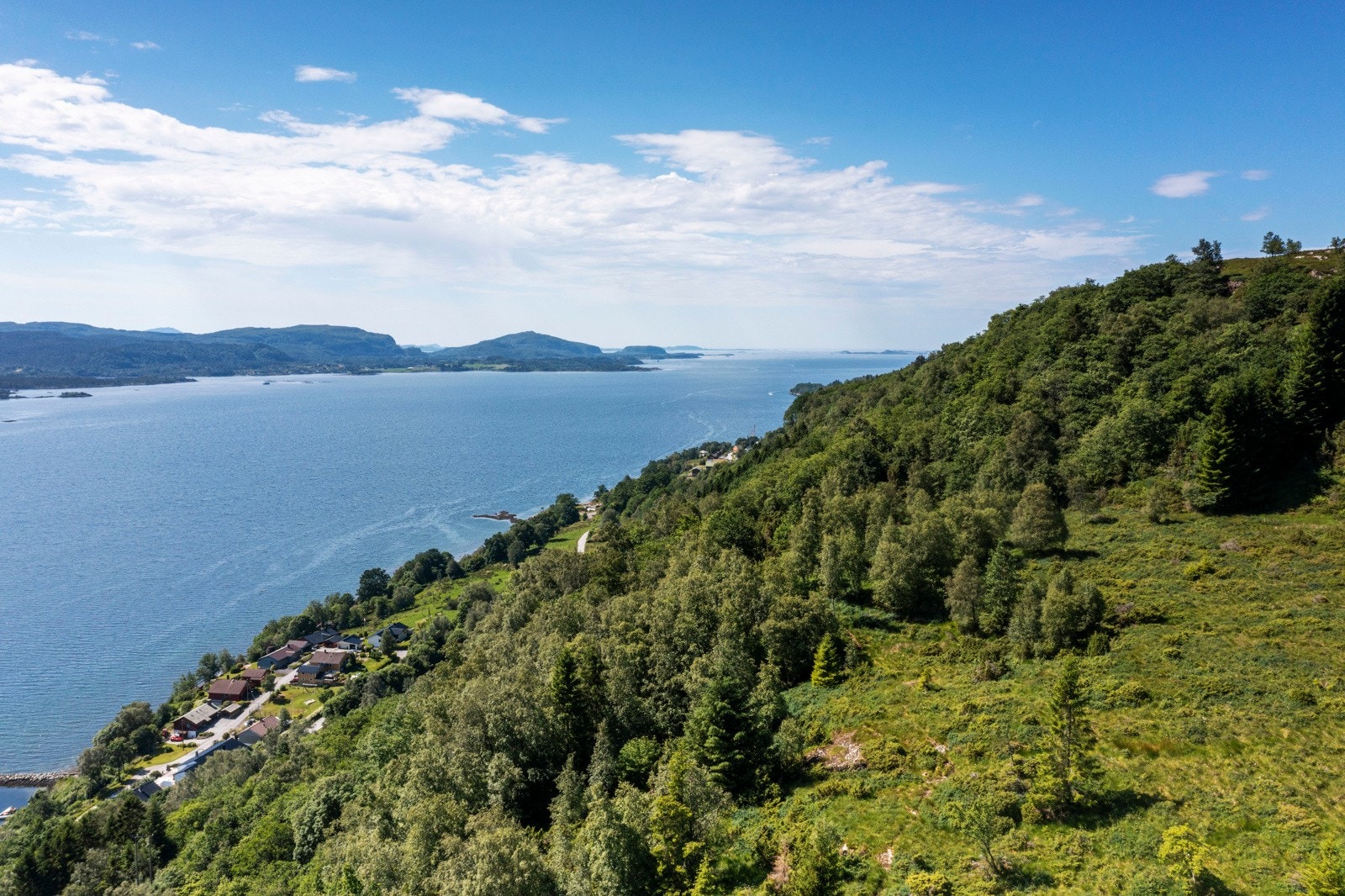 Bare ca. 6,5 km unna finner du også Askvoll sentrum, med ytterligere servicefasiliteter. Galleribilde