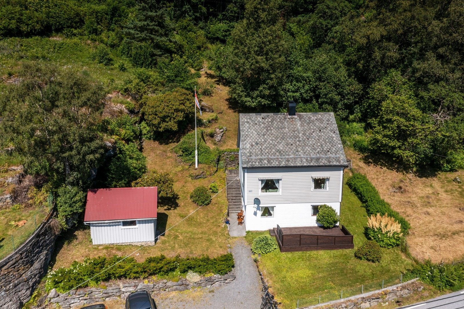 Boligen er plassert i sørøstvendt retning med gode solforhold og en fin utsikt mot fjorden. Galleribilde