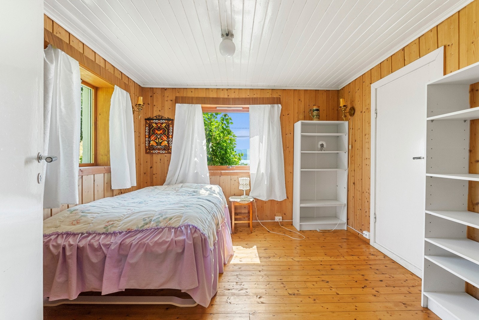 Soverom 5. Går en videre igjennom badet, finner du det siste soverommet i boligen. Galleribilde