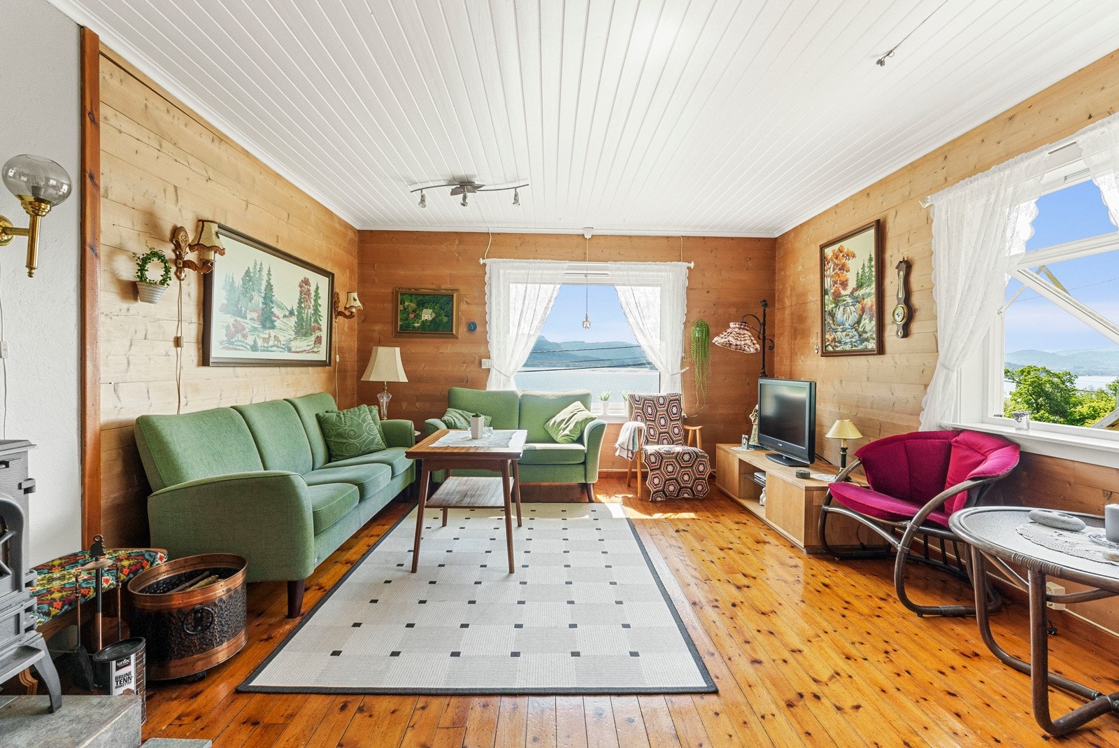 Dette er stuen i 1. etasjen. Romslig rom med store vindusflater og vakker utsikt. Galleribilde