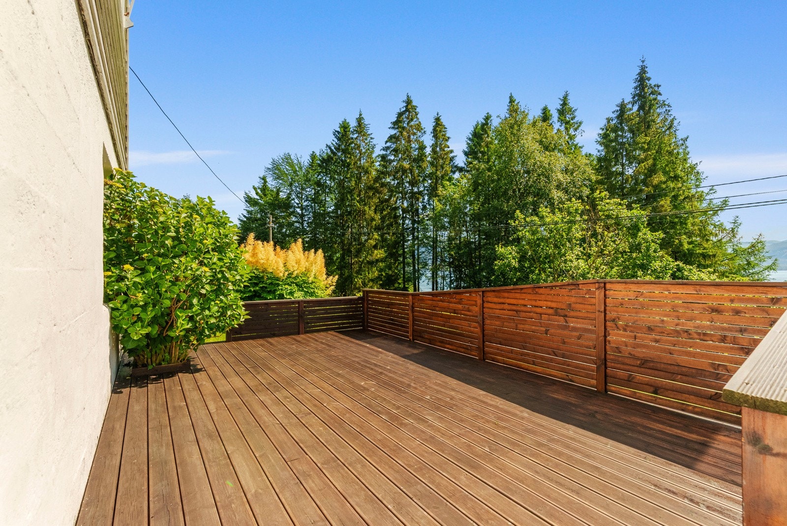På sørsiden av boligen er det etablert en fin terrasse. Denne var ferdig i 2015. Galleribilde