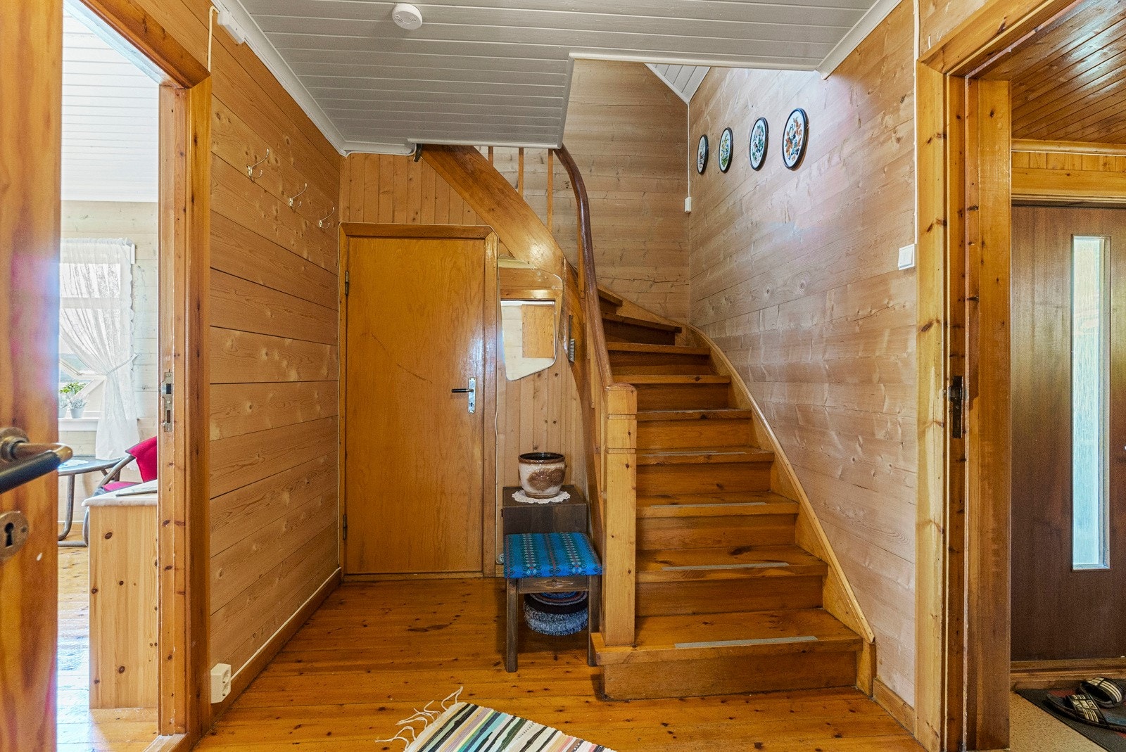 Fra vindfanget er det videre inngang til gangen. Her er det trapp opp til 2. etasje samt ned til underetasjen. Galleribilde