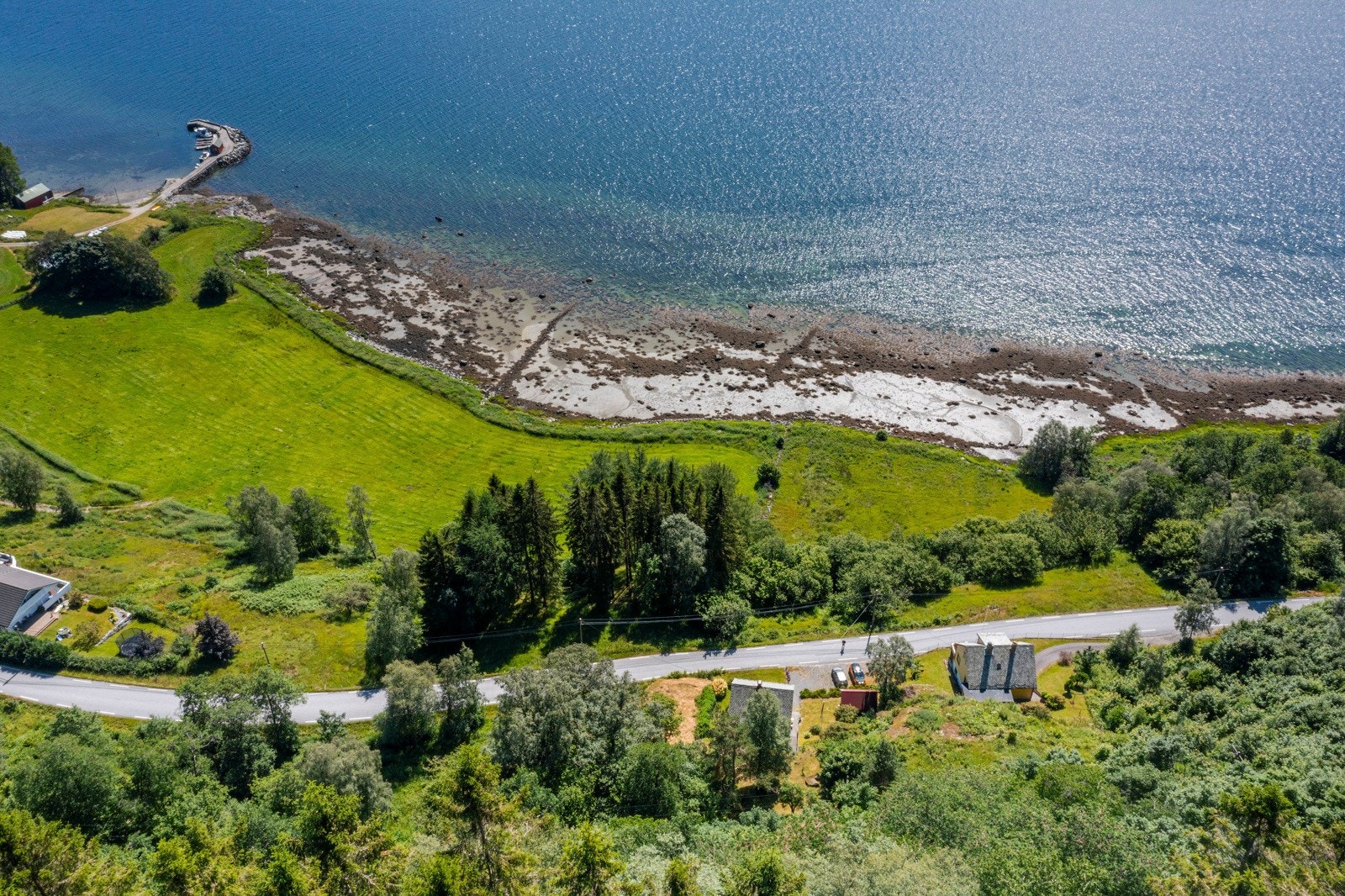 Fra boligen er det kort avstand til fjorden. Galleribilde
