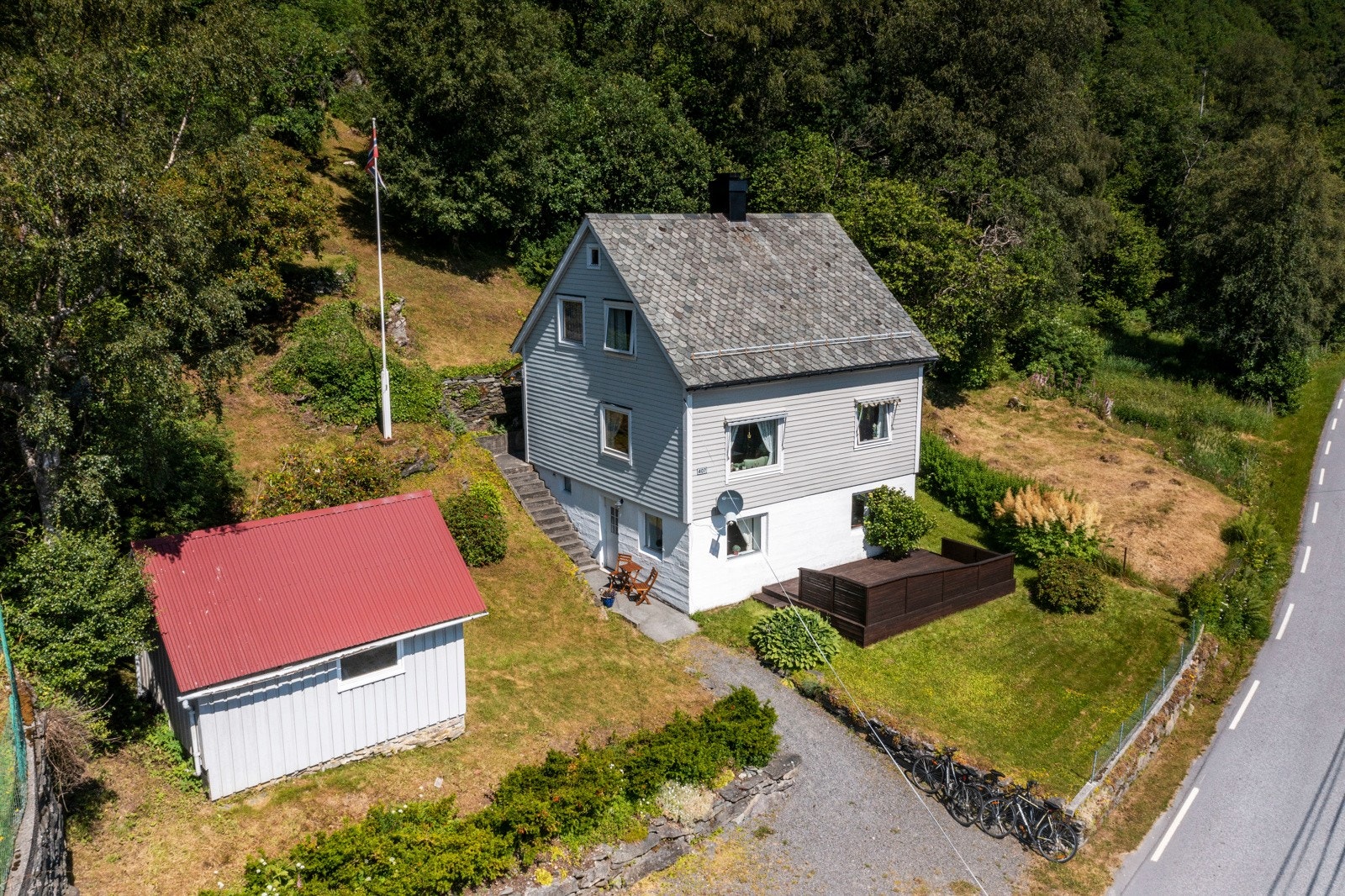 Velkommen til Holmedalsvegen 407! Dette er en romslig frittstående enebolig over 3 plan, omringet av vakker natur. Galleribilde
