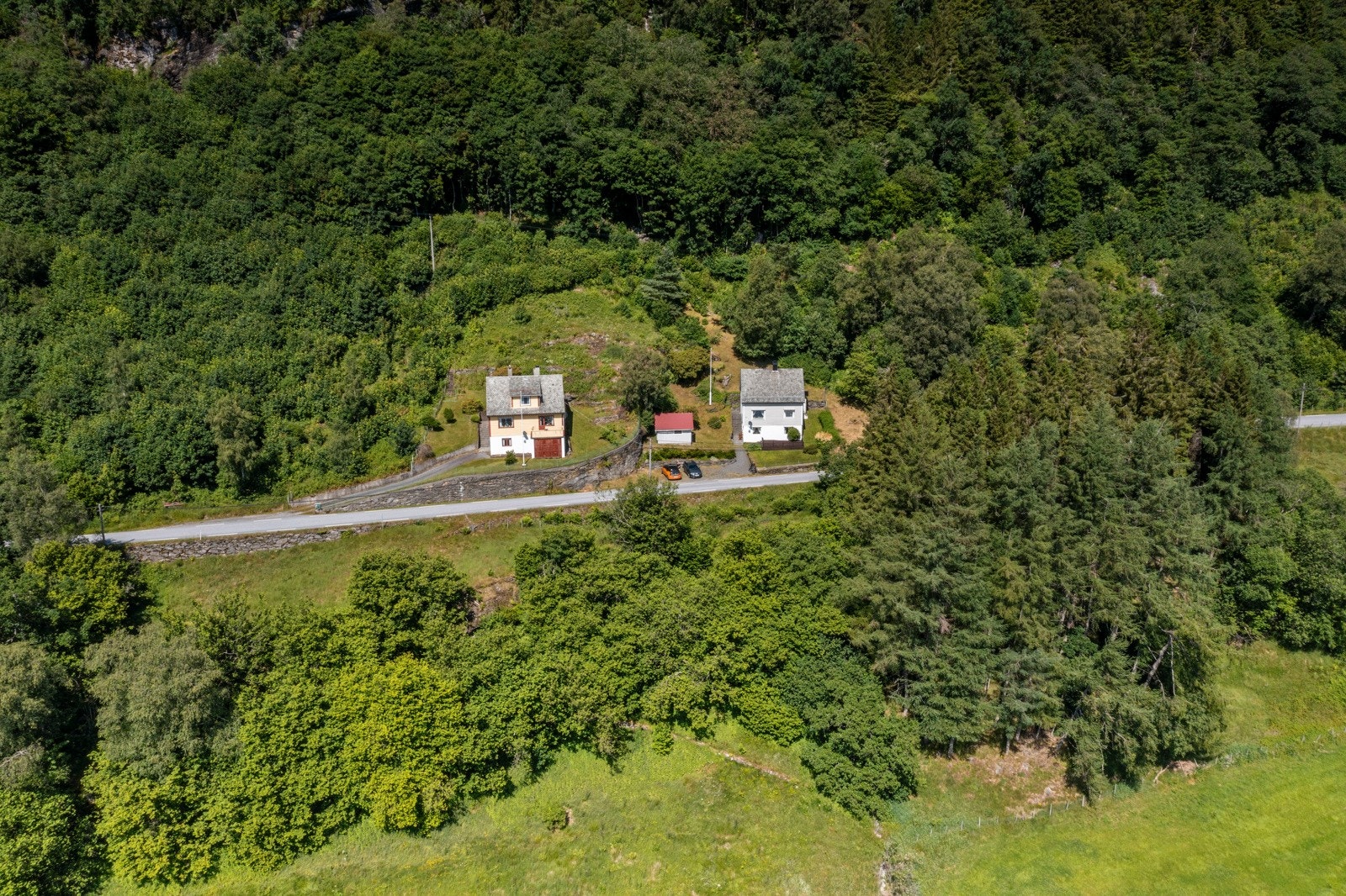 Eiendommen har en flott beliggenhet like ved Dalsfjorden. Galleribilde