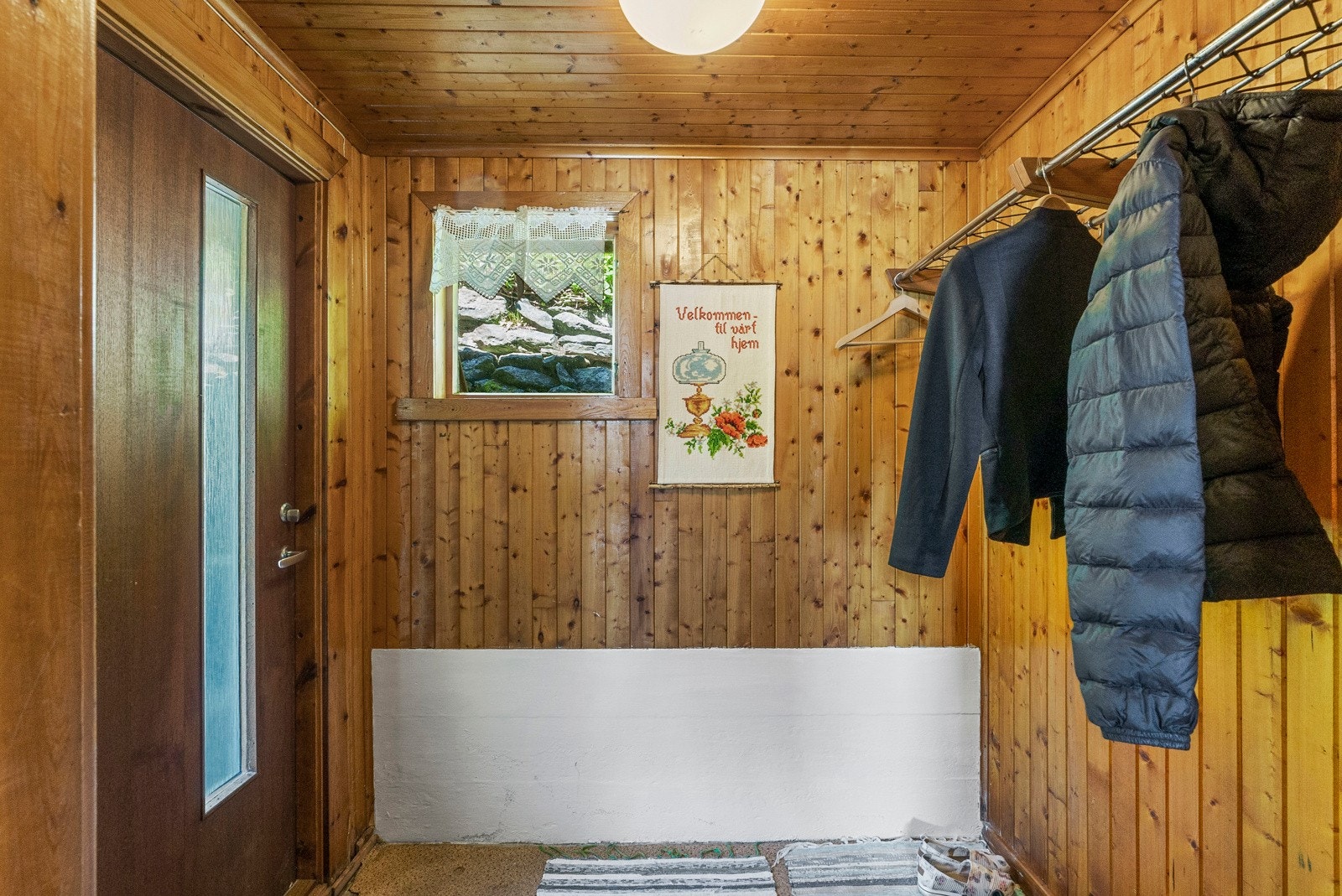 Du entrer boligen inn i et praktisk og romslig vindfang. Galleribilde
