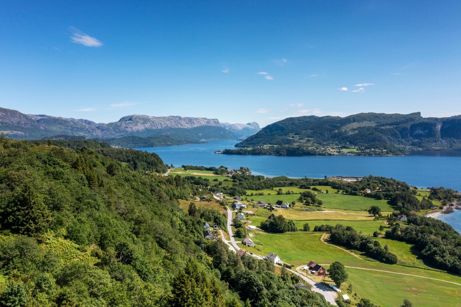 Fra eiendommen er det kort avstand til blant annet kafe, pub, sjøsportssenter, marine, badestrand, bensinstasjon og ikke minst dagligvarebutikk. Galleribilde