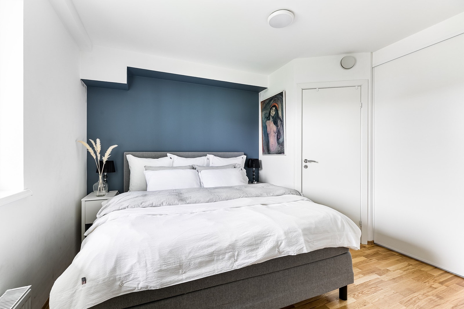 Innvendig bod er tilgjengelig fra soverommet og har tilkoblingsmulighet for vaskemaskin. Galleribilde