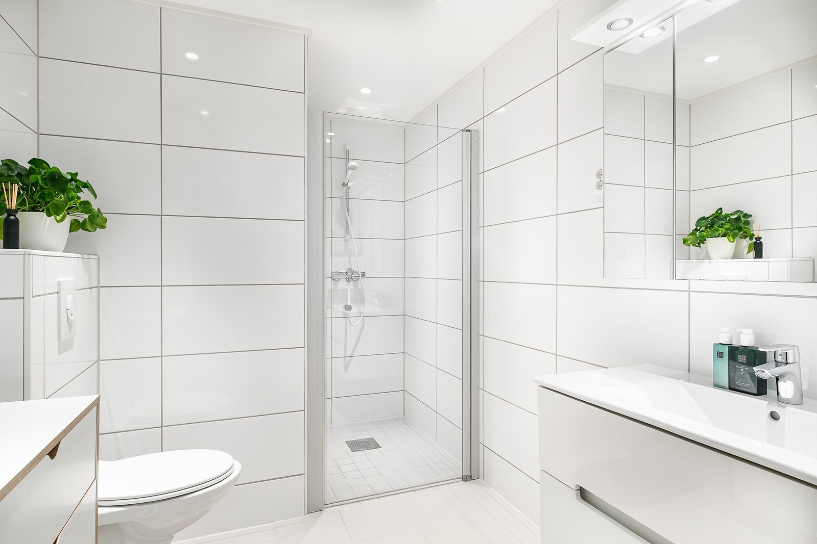 Badet er tilgjengelig rett fra kjøkkenet og har innfelt belysning som kan dimmes. Galleribilde