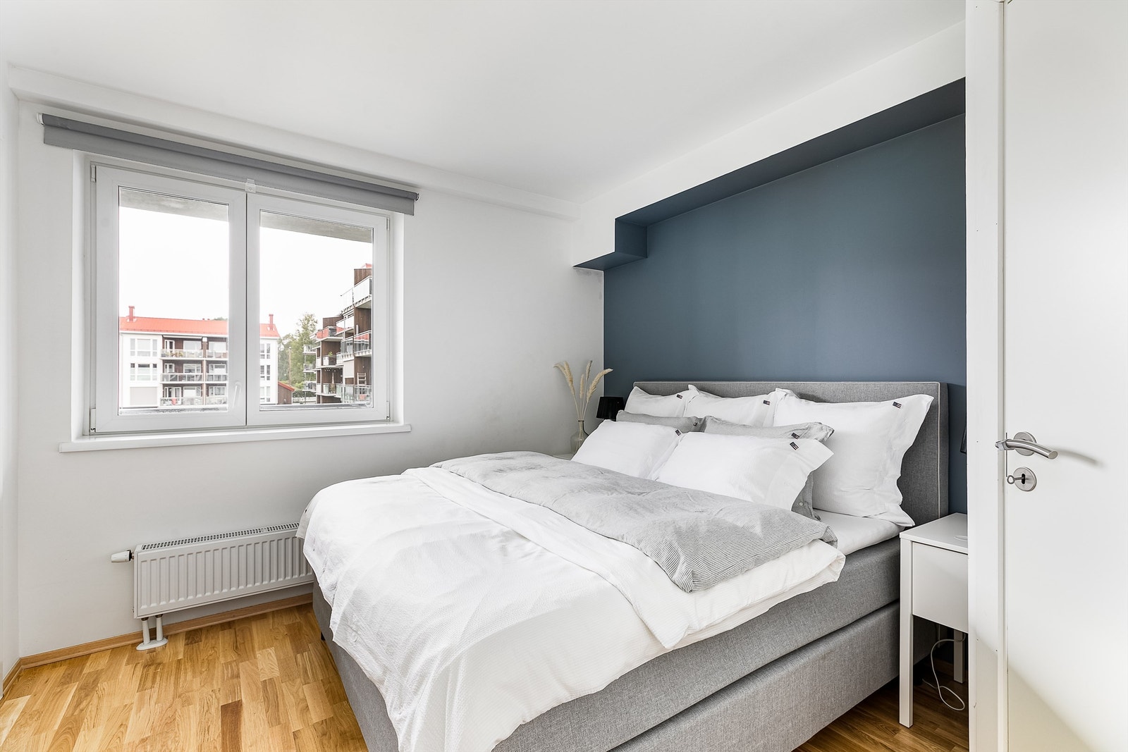 Soverommet er orientert inn mot atriumet og utstyrt med skyvedørsgarderobe. Galleribilde