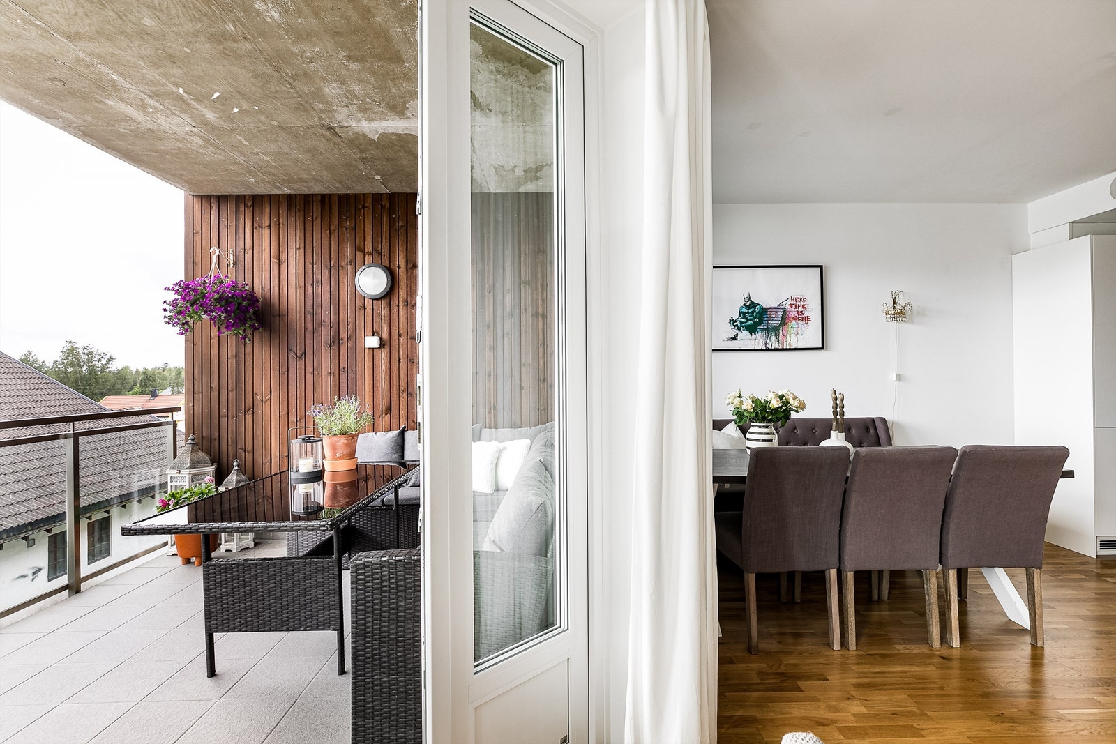 Balkongen er tilgjengelig fra stuen, som også er orientert i samme himmelretning. Galleribilde