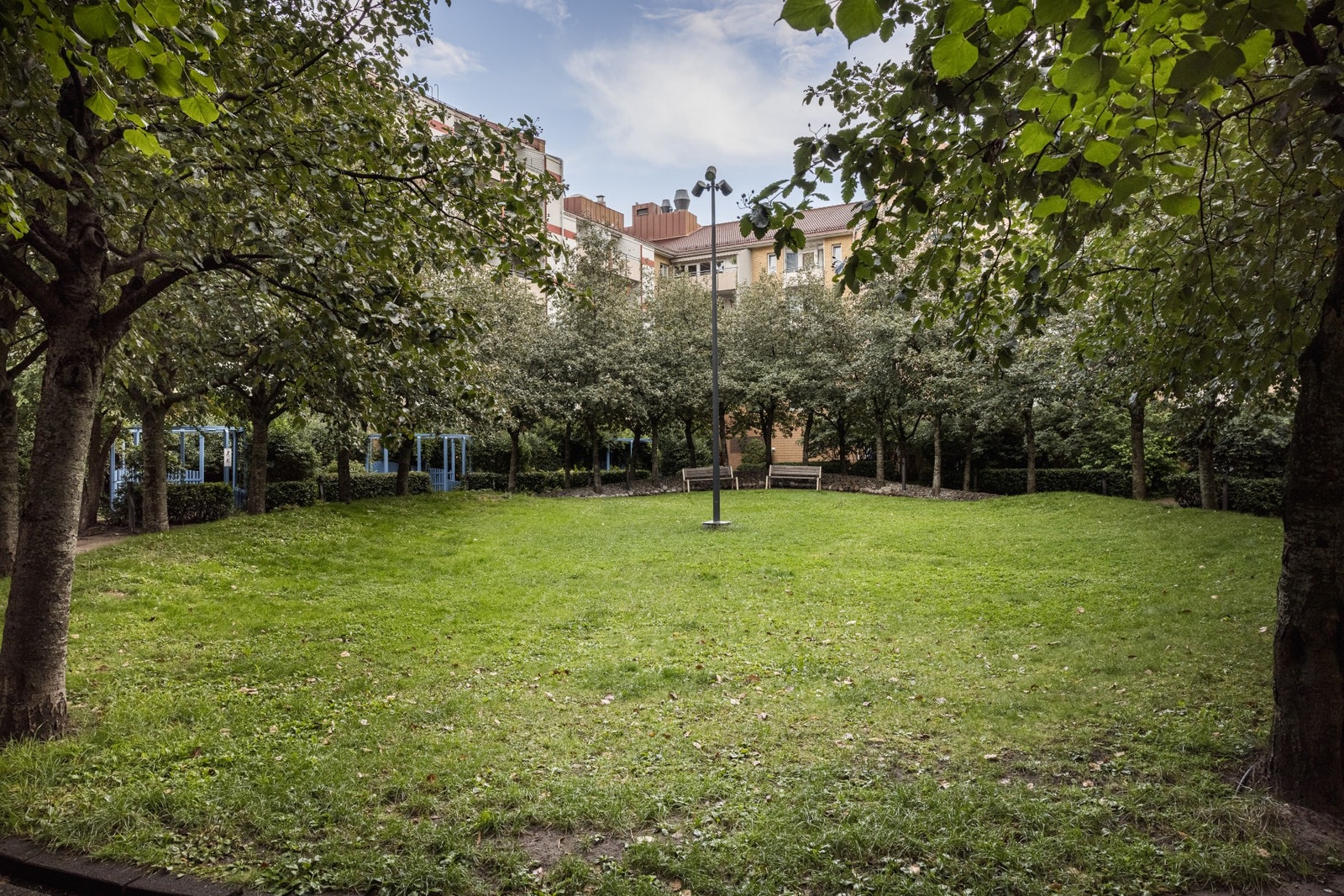 Parkmessig opparbeidet felles grøntområde. Galleribilde