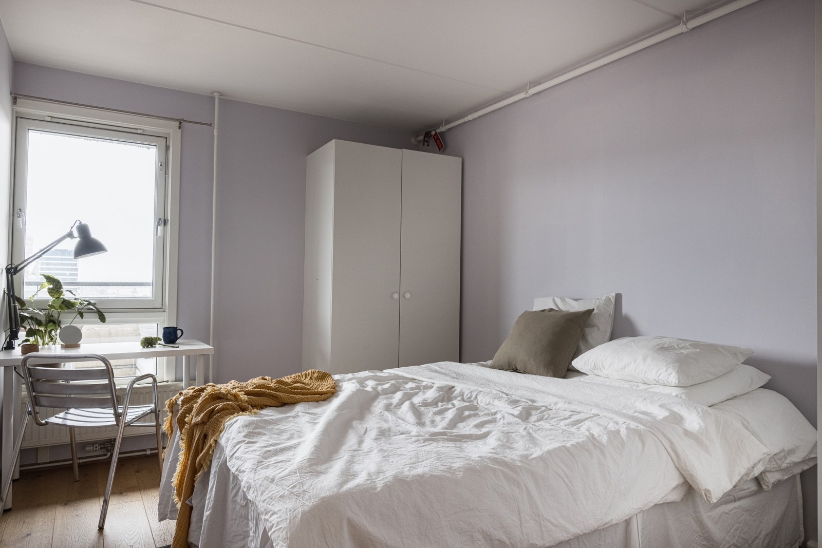 Romslig hovedsoverom med dekorativ innredning. Galleribilde