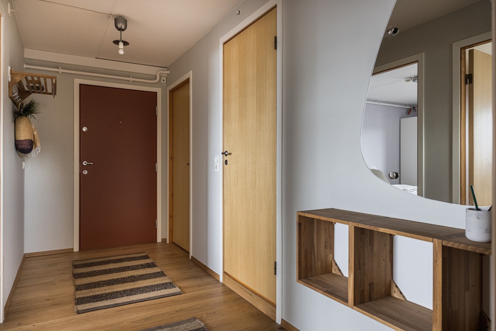 God plass til knagger/hyller. Galleribilde