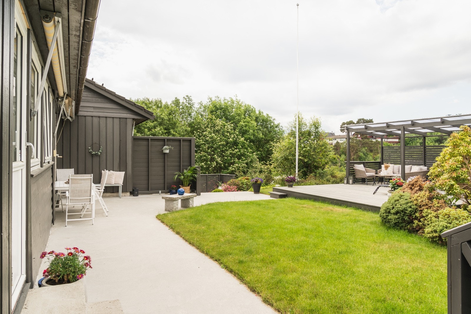 Her kan både store og små nyte lange sommerdager i en solrik hage, uten sjenerende innsyn. Galleribilde