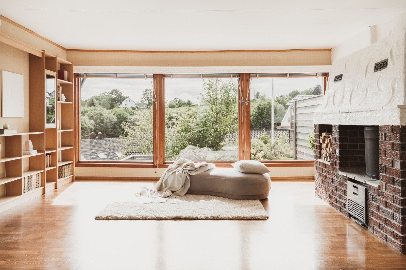 De store vindusoverflatene er gjennomgående for hele boligen, noe som gir en behagelig og naturlig belysning. Galleribilde