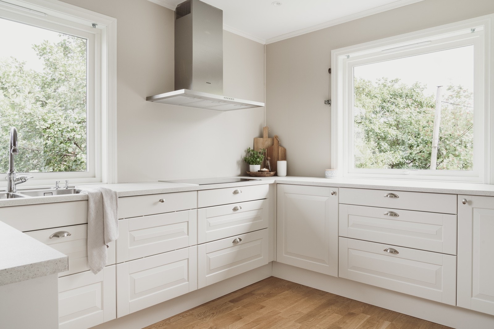 Kjøkkenet ble byttet ut i 2018. Innredning består av høye over- og underskap med profilerte hvitmalte fronter og laminerte benkeplater. Galleribilde