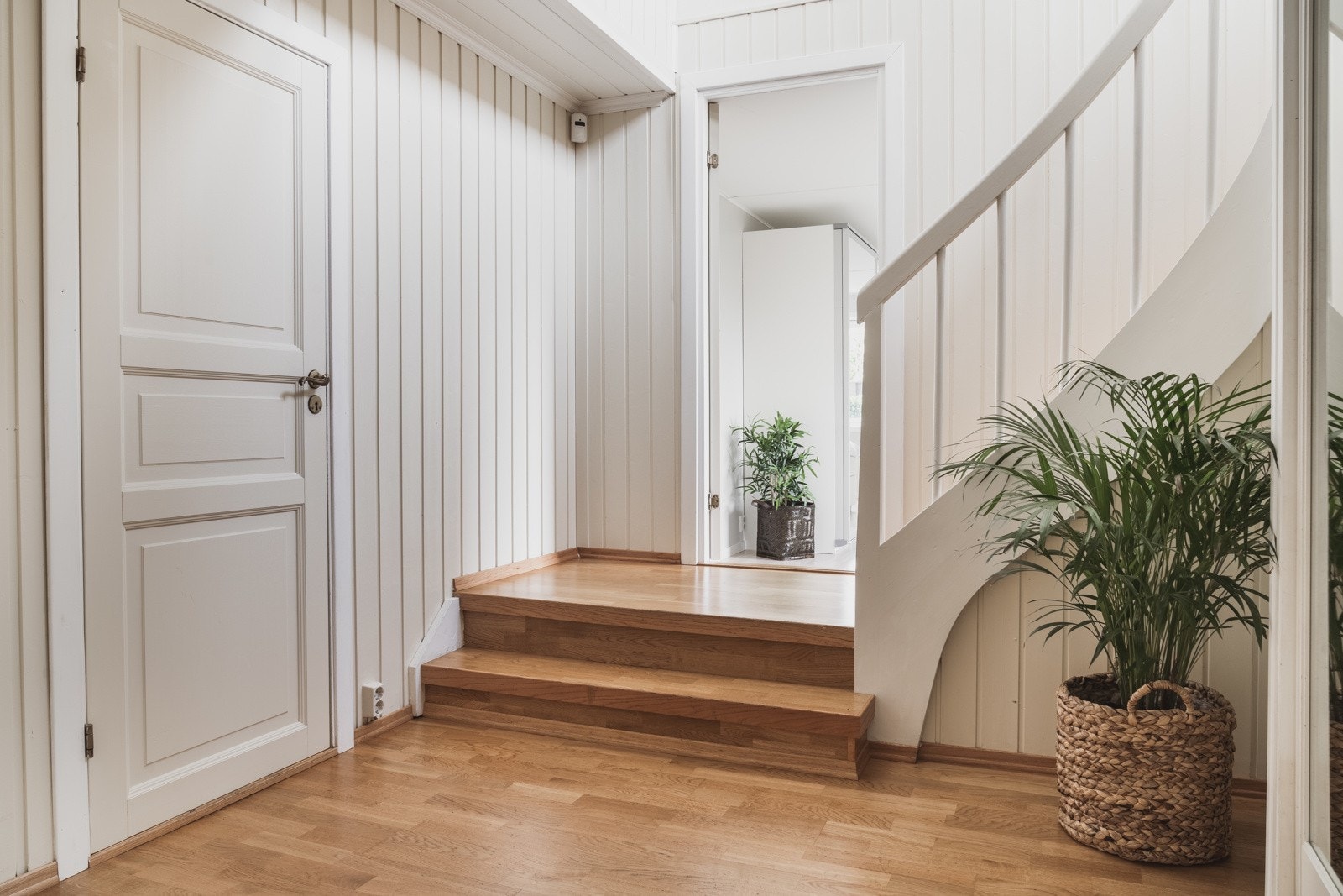 Gangen på 11,5 kvm har en integrert garderobeløsning med gode oppbevaringsmuligheter som gjør det enkelt å henge fra seg yttertøy. Galleribilde