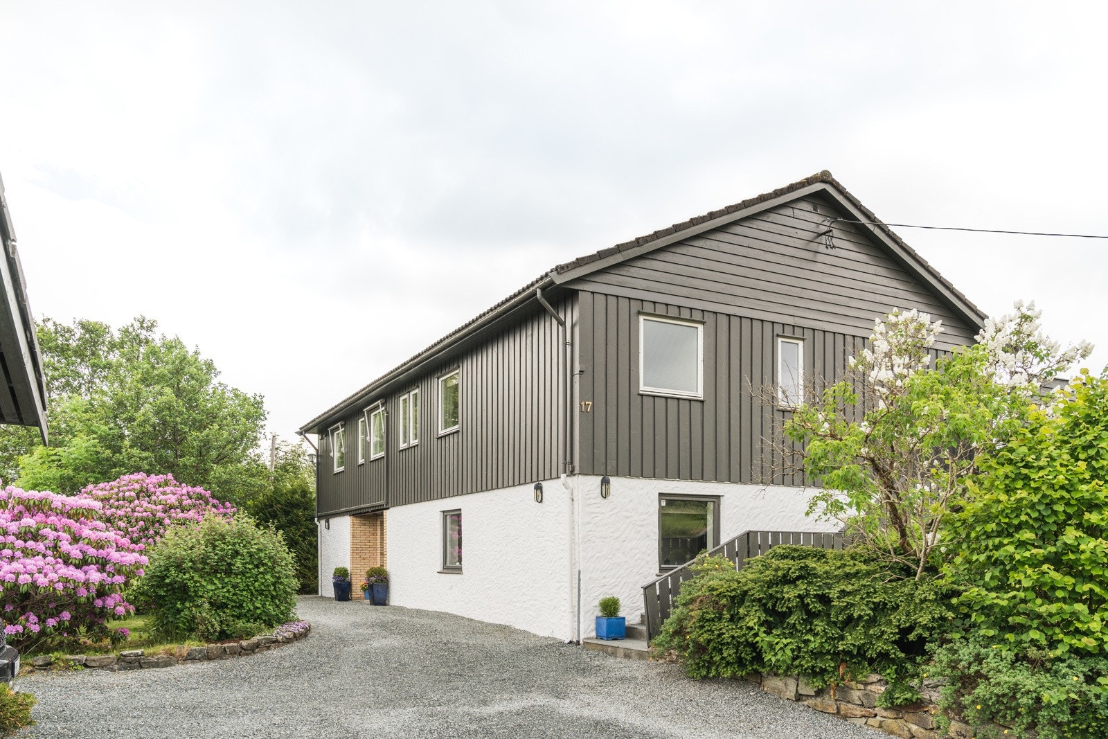 Boligen ligger i et vakkert naturområde med en pent opparbeidet tomt. Galleribilde