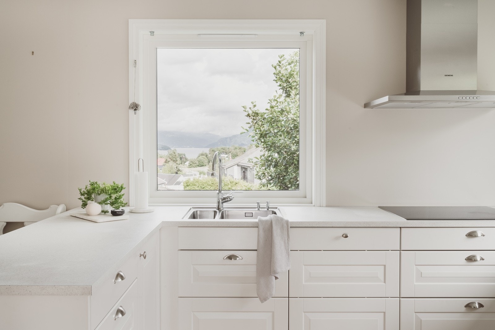 Ventilator, kjøleskap, oppvaskmaskin, stekeovn, og platetopp er integrert i kjøkkeninnredningen. Galleribilde