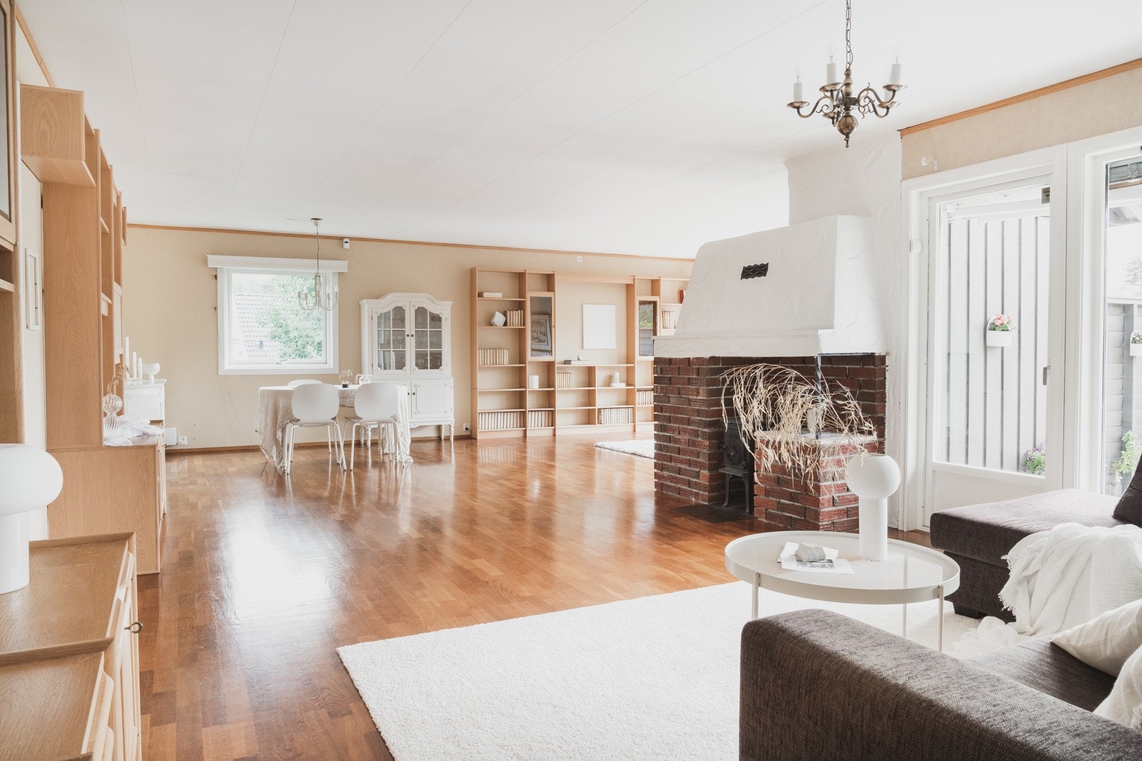 Gulvet består av et 3-stavs parkettgulv som er gjennomgående for store deler av overetasjen. Galleribilde