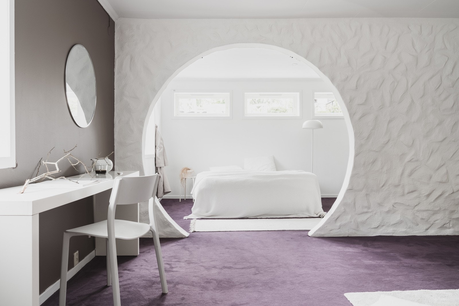 Overflatene er malt i en tidsriktig fargekombinasjon som komplimenteres av det naturlige lysinnslippet. Galleribilde