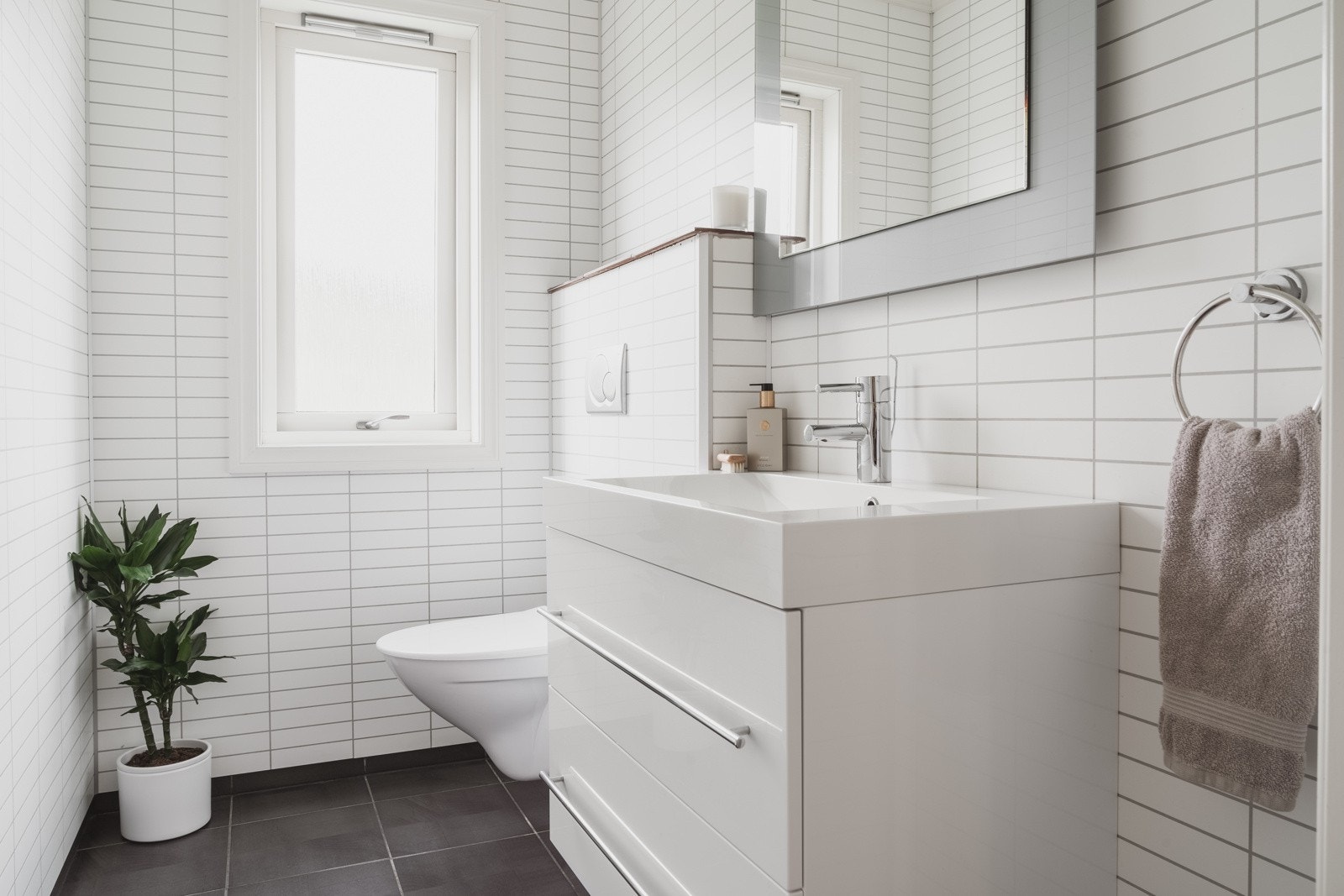 Toalettrommet på 3 kvm ble pusset opp i 2012. Det ble installert en moderne innredning, fliser på gulvet og et pent baderomspanel. Galleribilde