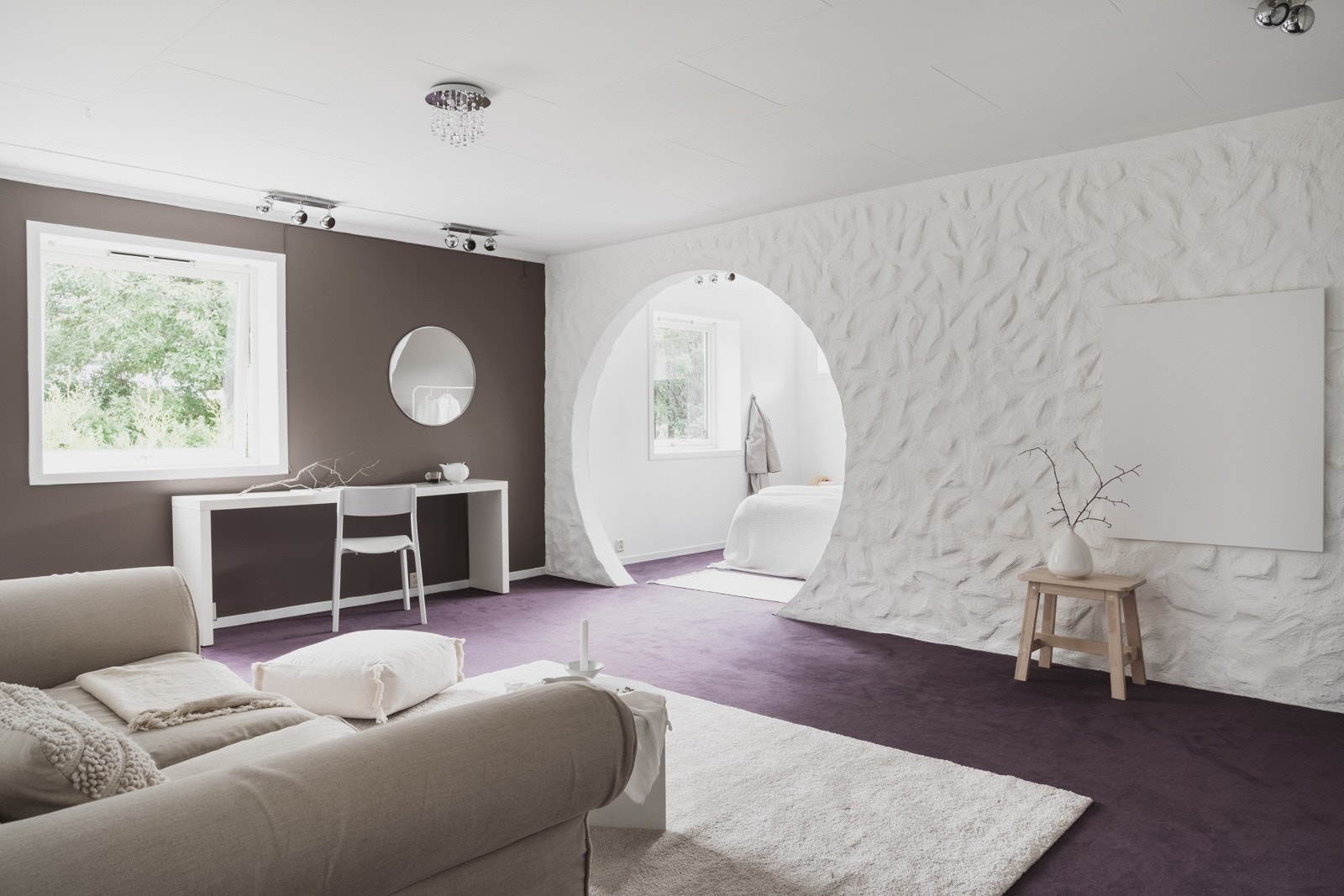 Kjellerstuen er tilknyttet eget soverom, noe som egner seg perfekt som en liten "leilighet" for de eldste i familien. Galleribilde