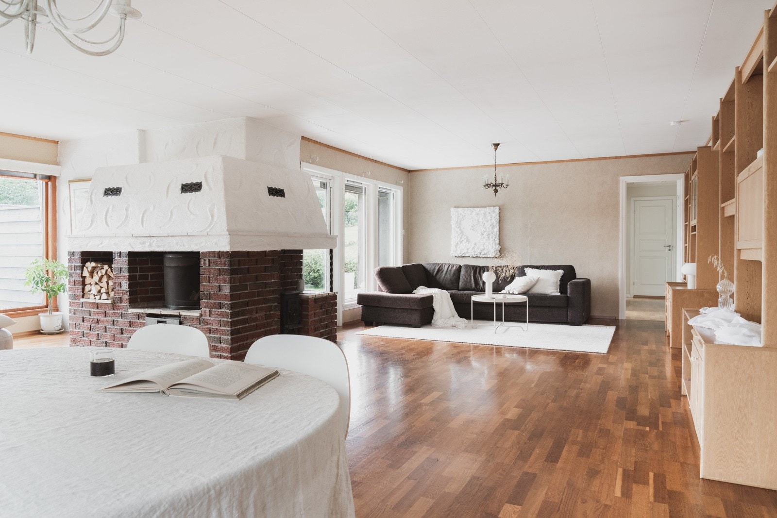 Stuen på hele 57 kvm, har en funksjonell planløsning som gjør det enkelt å møblere med både sofa- og spisegruppe. Galleribilde