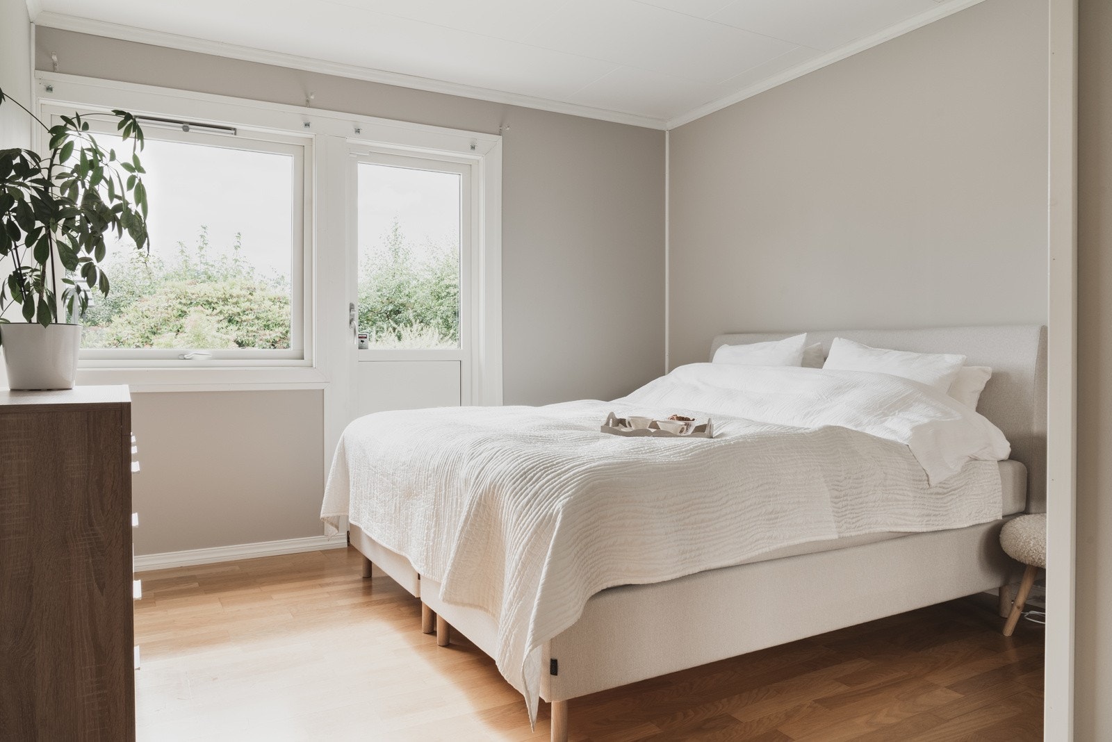 Hovedsoverommet i overetasjen er betydelig oppgradert med ny platekledning og maling i 2020. Galleribilde