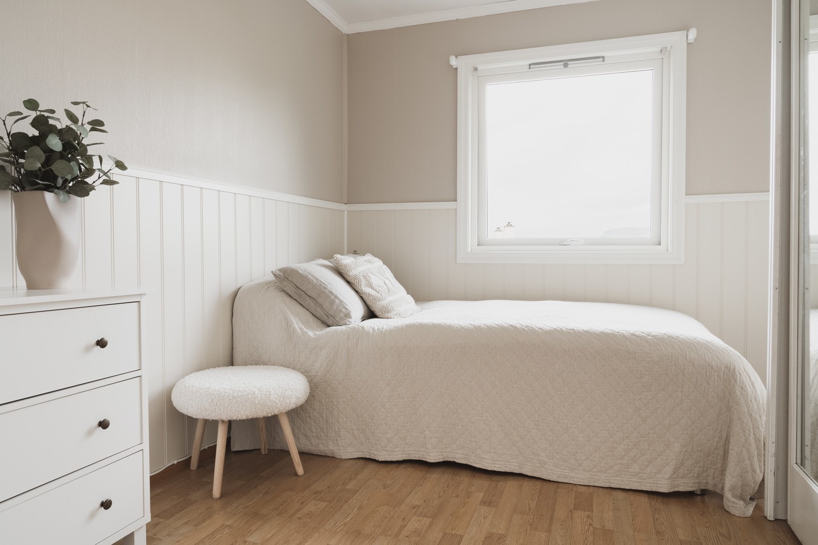 Soverommet har en praktisk plassering med kort avstand til badet i hovedetasje. Galleribilde