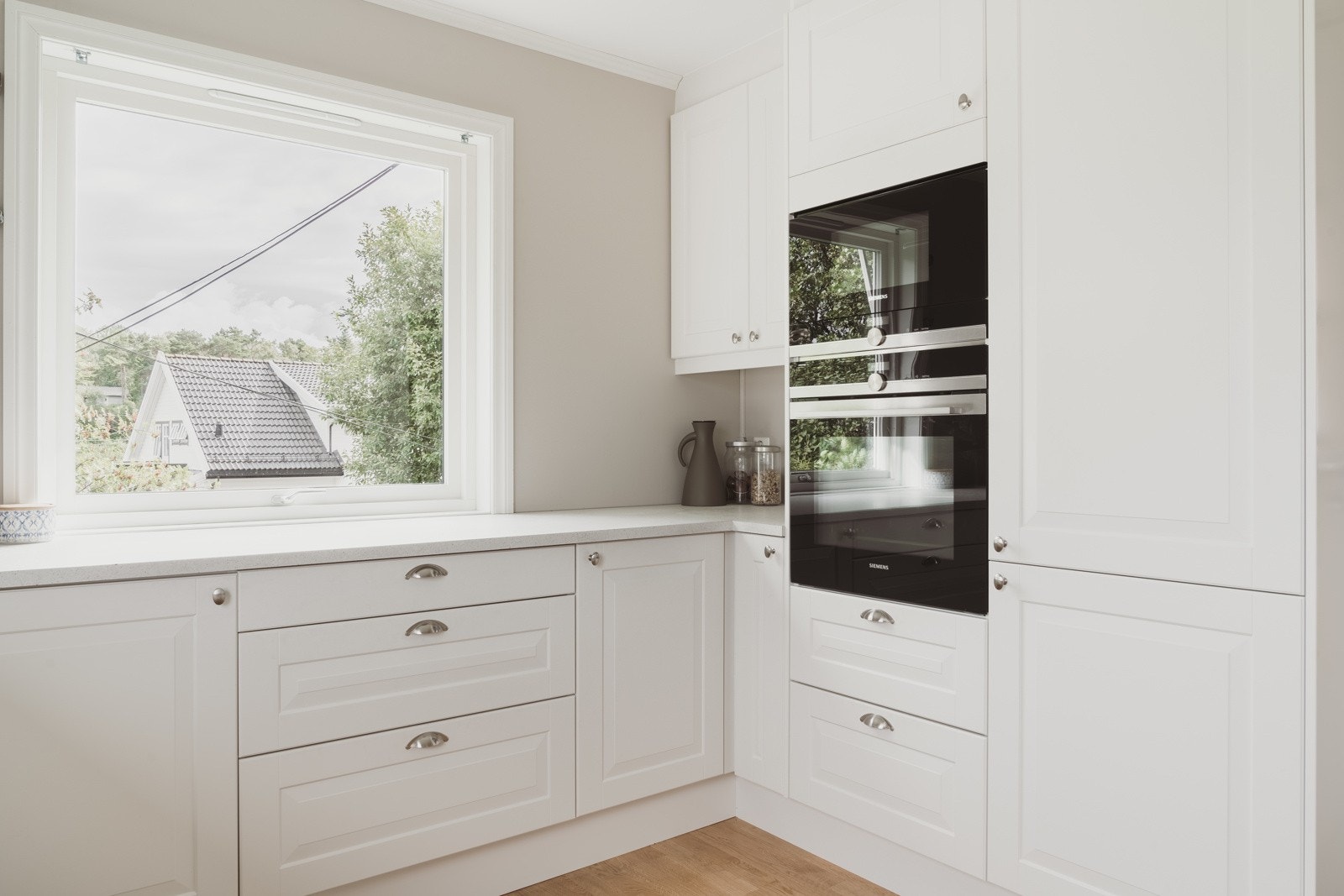 Fra kjøkkenvinduene har du en fantastisk utsikt over vakker natur, sjø og fjell. Galleribilde