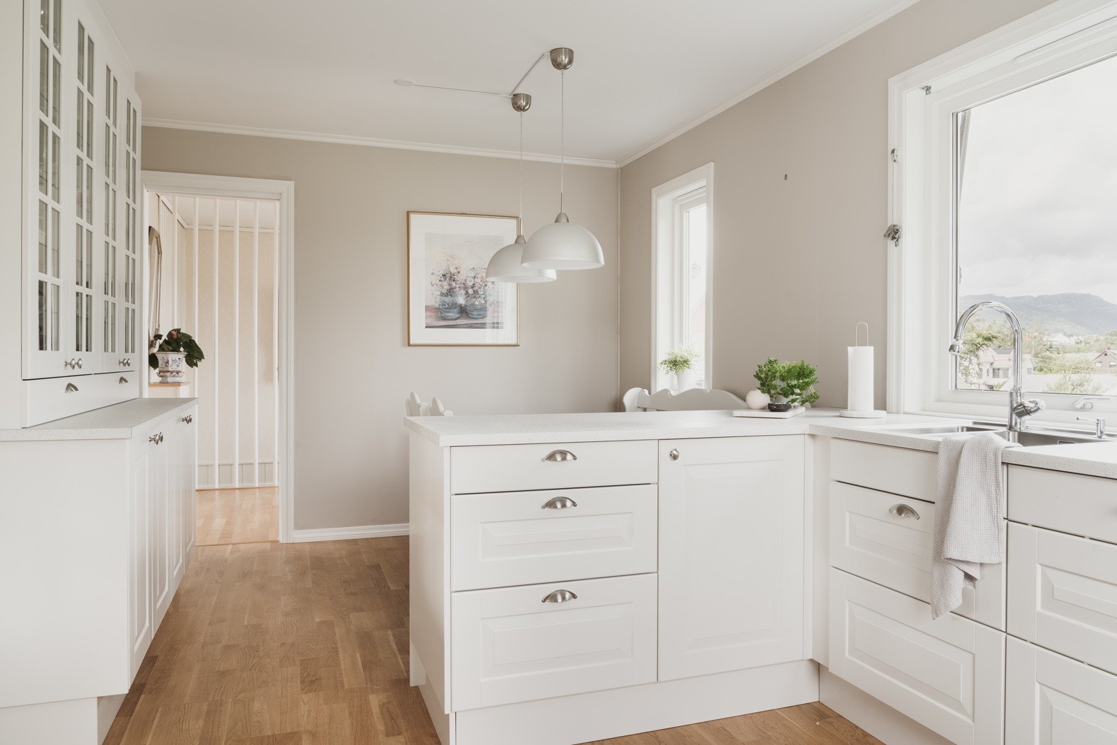 Det er innfelt spotter i skap med glassfronter. Galleribilde